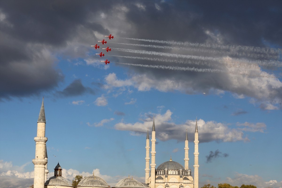 Türk Hava Kuvvetlerinin akrobasi timi Türk Yıldızları, pazar günü Edirne Selimiye Meydanı...