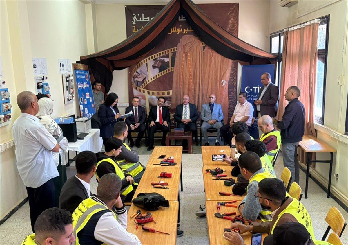 Türk İşbirliği ve Koordinasyon Ajansı Başkanlığı'nın (TİKA), Cezayir'de kurduğu "Güneş Enerjisi...