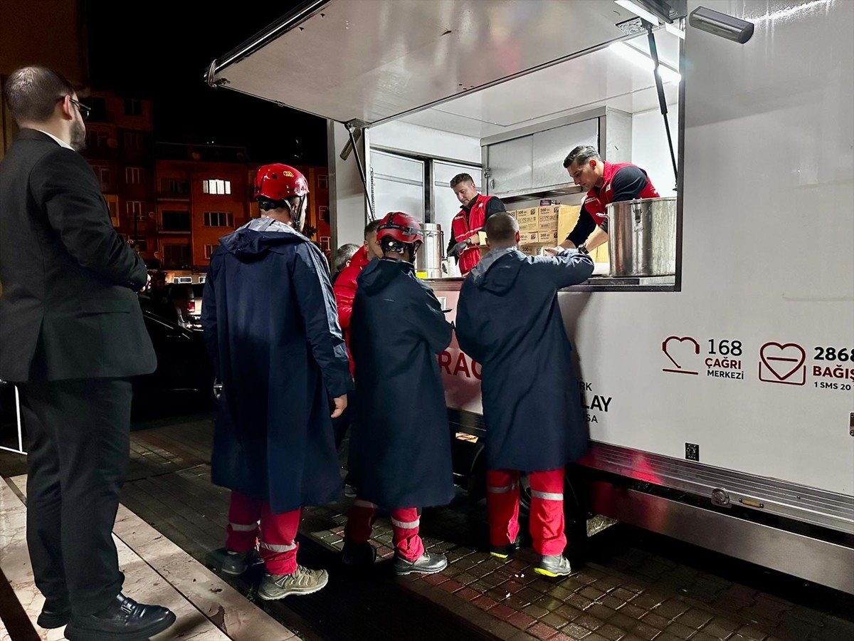 Türk Kızılay, 6.1 büyüklüğündeki depremin ardından Balıkesir'in Sındırgı ilçesinde çorba, beslenme...