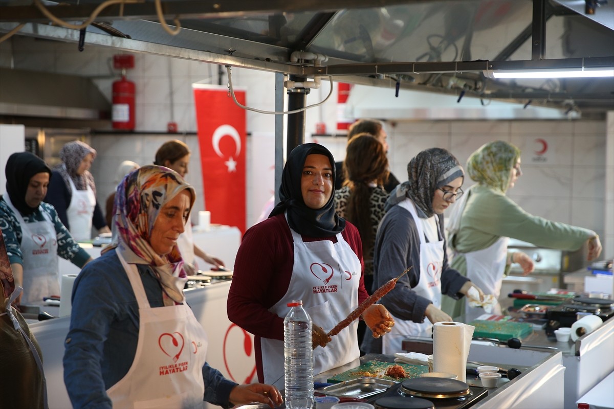 Türk Kızılay öncülüğünde başlatılan "İyilikle Pişen Hayatlar" Projesi kapsamında Adıyaman'daki...