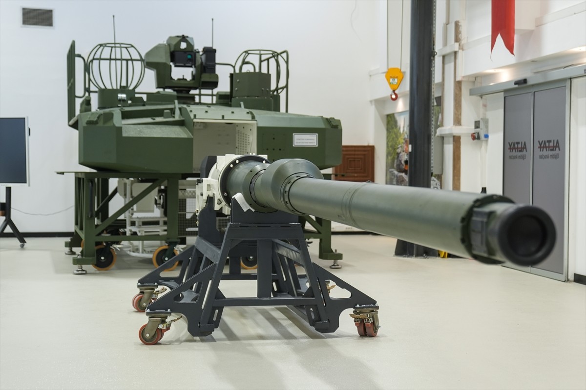 Türk savunma sanayisinin 28 Ekim'de teslimatına başlayacağı ALTAY Ana Muharebe Tankı'nın kullanıcı...