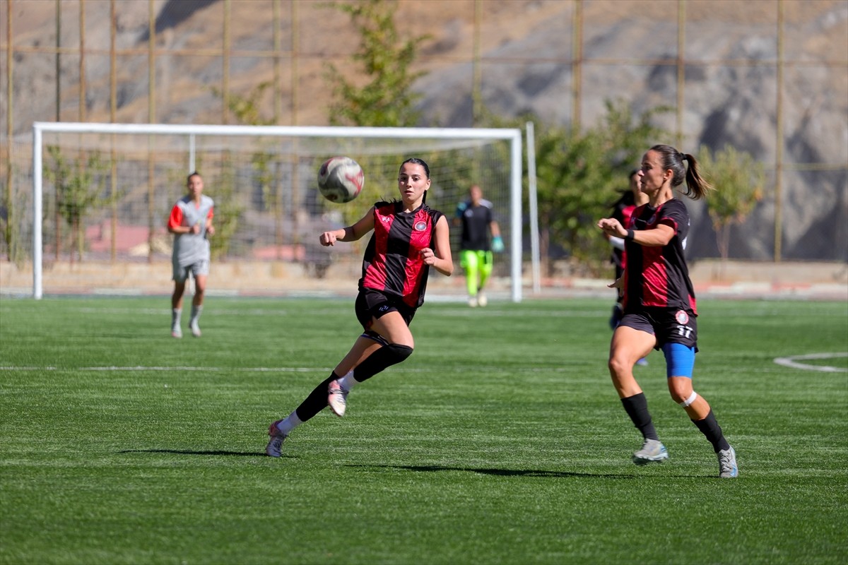 Turkcell Kadın Futbol Süper Ligi'nin üçüncü haftasında Yüksekova Spor Kadın Futbol Takımı...