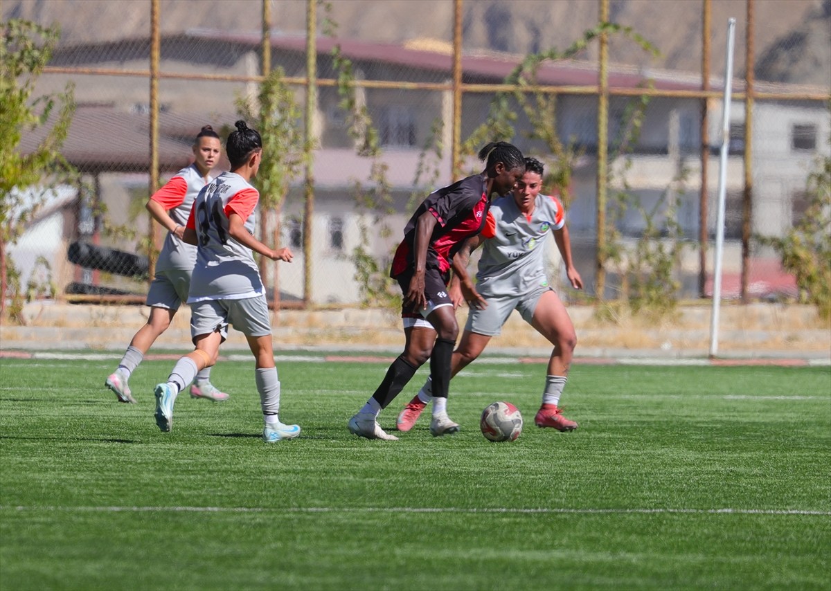 Turkcell Kadın Futbol Süper Ligi'nin üçüncü haftasında Yüksekova Spor Kadın Futbol Takımı...