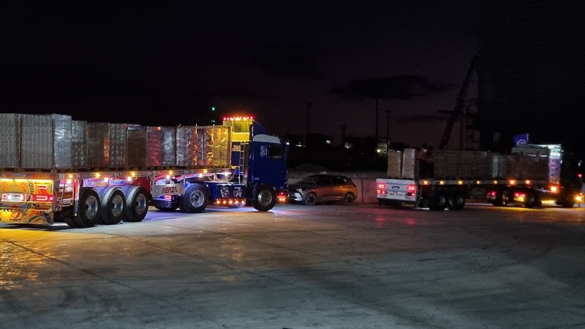 Türkiye'nin 17. "İyilik Gemisi"nden indirilen insani yardım malzemelerinin bir kısmını taşıyan 25...