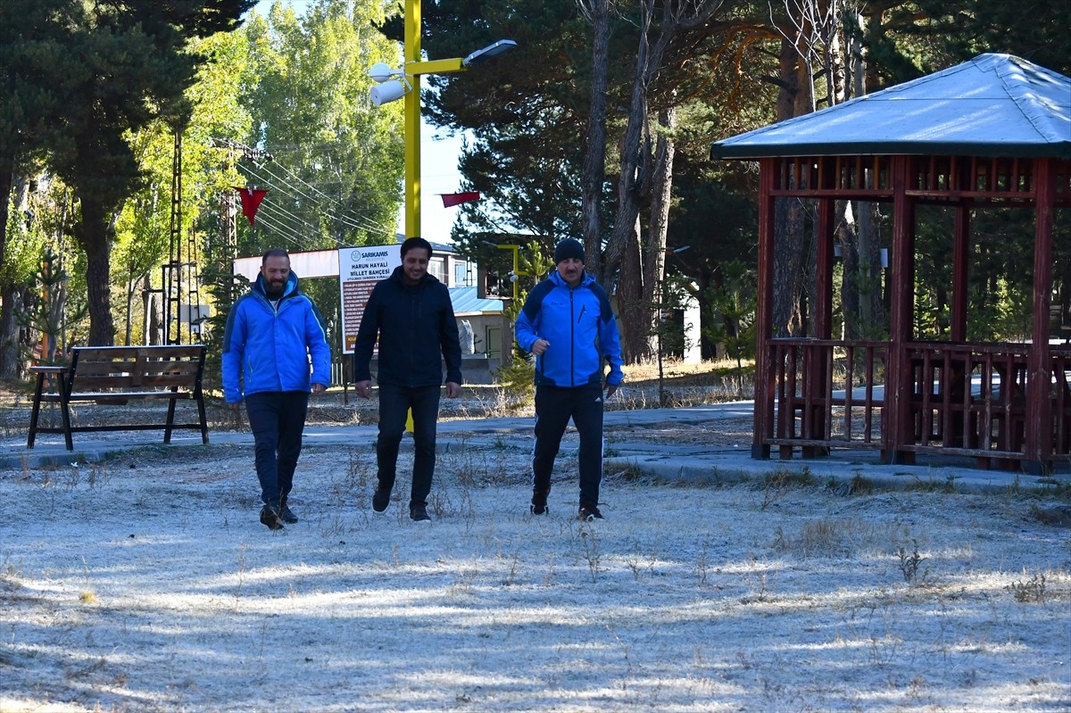 Türkiye'nin en yüksek yerleşim yerlerinden Kars'ın Sarıkamış ilçesi kırağı ile beyaza büründü....