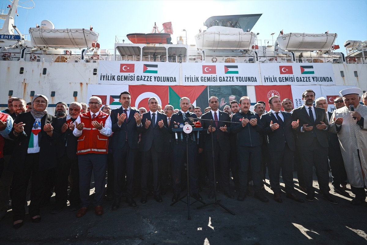Türkiye'nin Gazze'ye umut taşıyan 17. "İyilik Gemisi", Mersin Uluslararası Limanı'ndan uğurlandı. ...