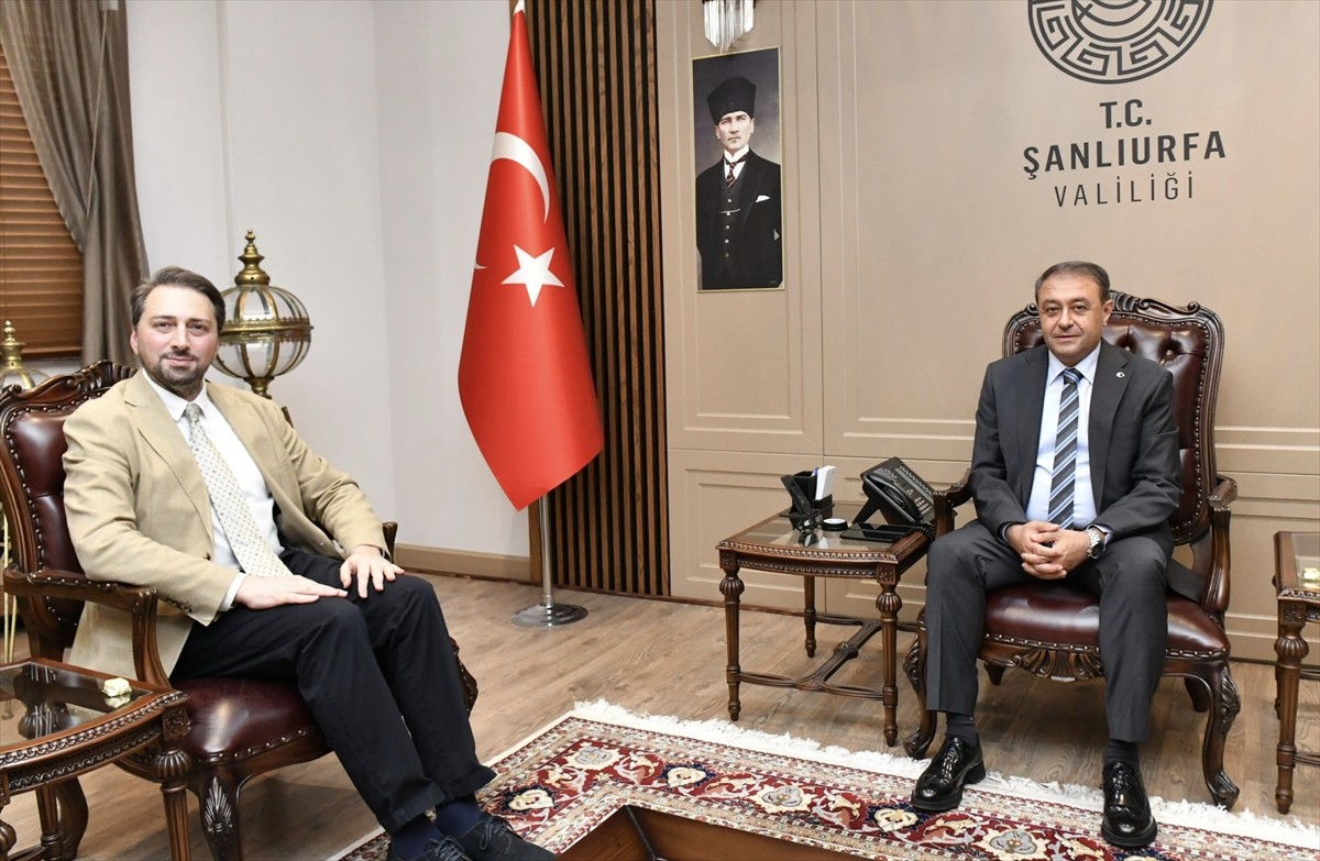 Türkiye'nin Halep Başkonsolosu Muammer Hakan Cengiz (solda) Şanlıurfa Valiliğini ziyaret ederek...