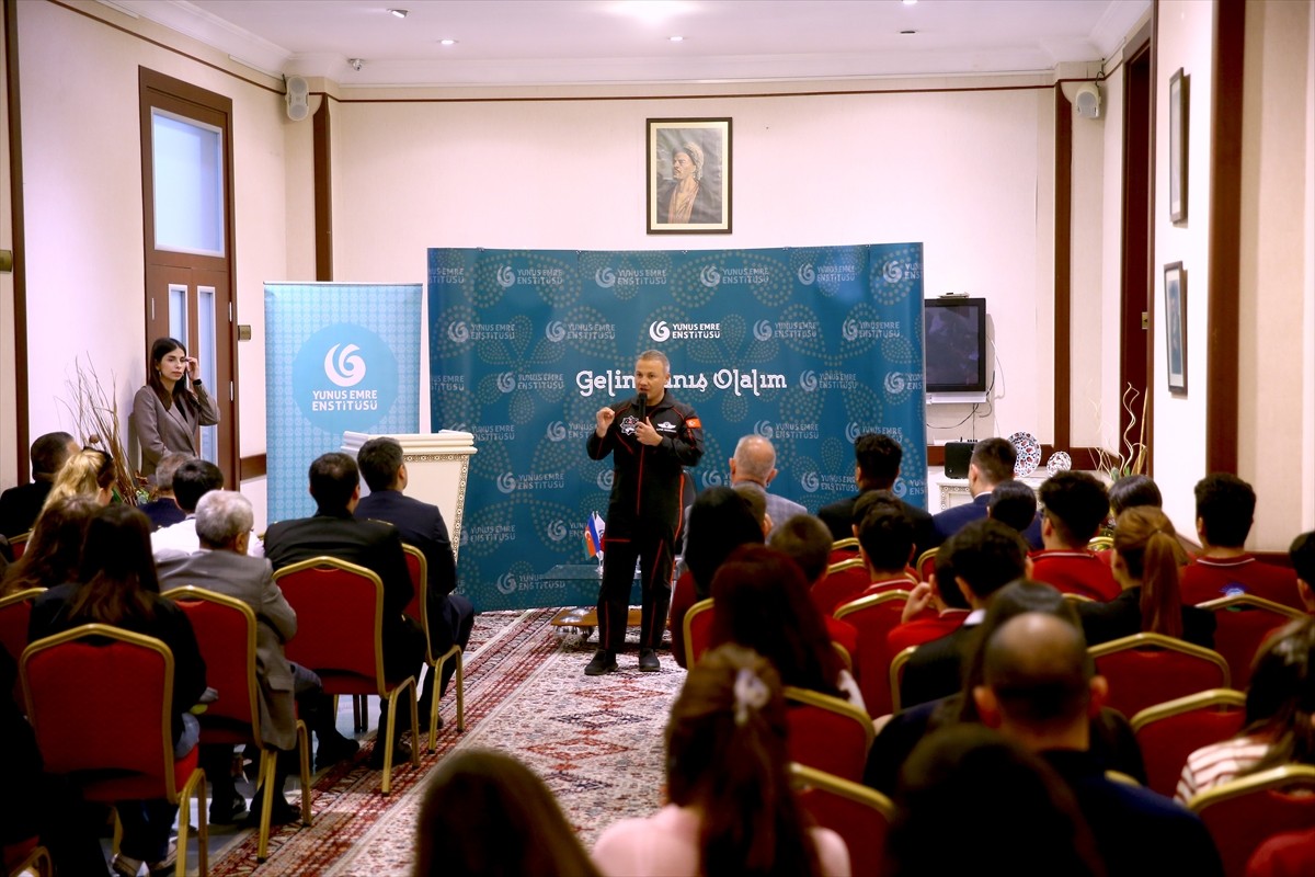 Türkiye'nin ilk astronotu Alper Gezeravcı, Azerbaycan'ın başkenti Bakü'de gençlerle bir araya...