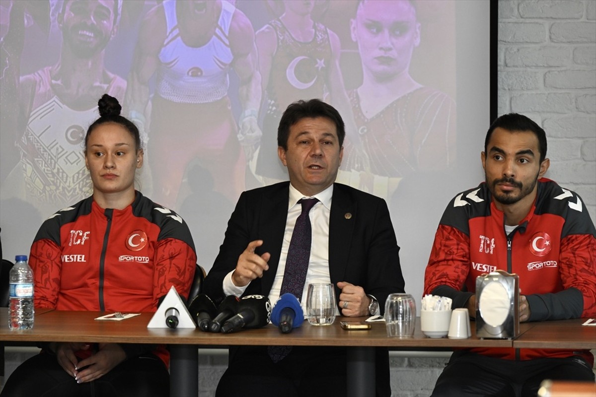 Türkiye Cimnastik Federasyonu Başkanı (TCF) Suat Çelen (ortada), Endonezya'nın başkenti Cakarta'da...