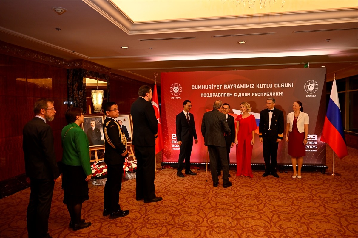 Türkiye Cumhuriyeti'nin kuruluşunun 102. yıl dönümü dolayısıyla Rusya'nın başkenti Moskova'da...