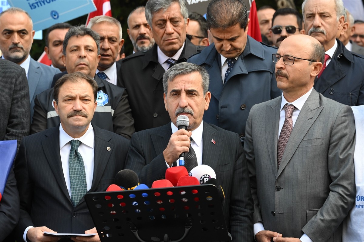 Türkiye Kamu-Sen üyeleri, TBMM önünde memur ve emeklilere "ek zam ve refah payı verilmesi"...