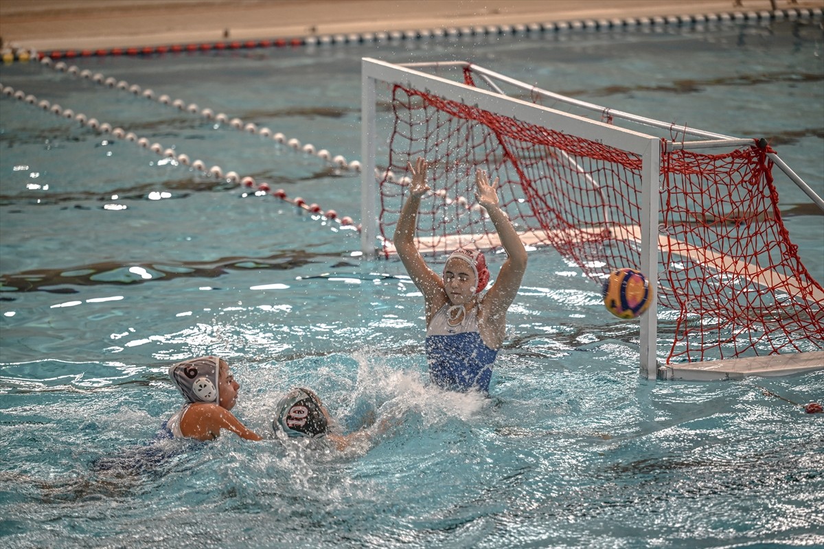 Türkiye Sutopu Federasyonu tarafından Ankara'da düzenlenen 16 Yaş Altı Kadınlar Cumhuriyet Kupası...