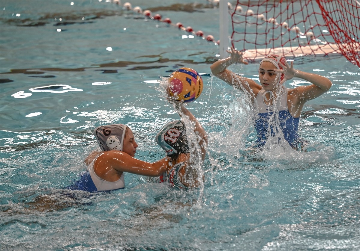 Türkiye Sutopu Federasyonu tarafından Ankara'da düzenlenen 16 Yaş Altı Kadınlar Cumhuriyet Kupası...