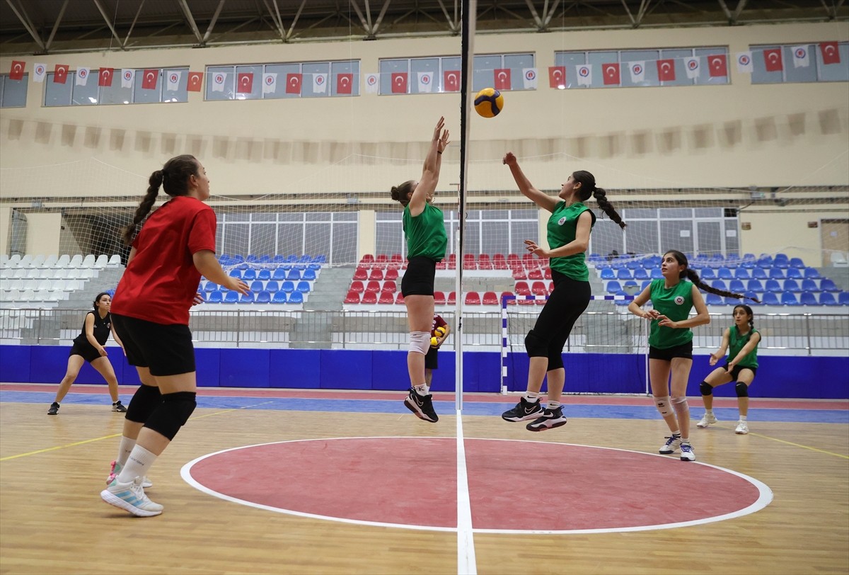 Türkiye Voleybol Federasyonu (TVF) Kadınlar 2. Ligi 16. Grup'ta mücadele eden Hakkari Sportif...