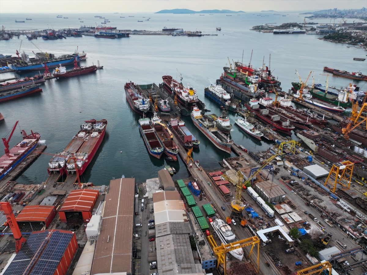 Tuzla'da, tersaneler bölgesinde bakımı yapılan gemide meydana gelen patlamada 1 işçi hayatını...