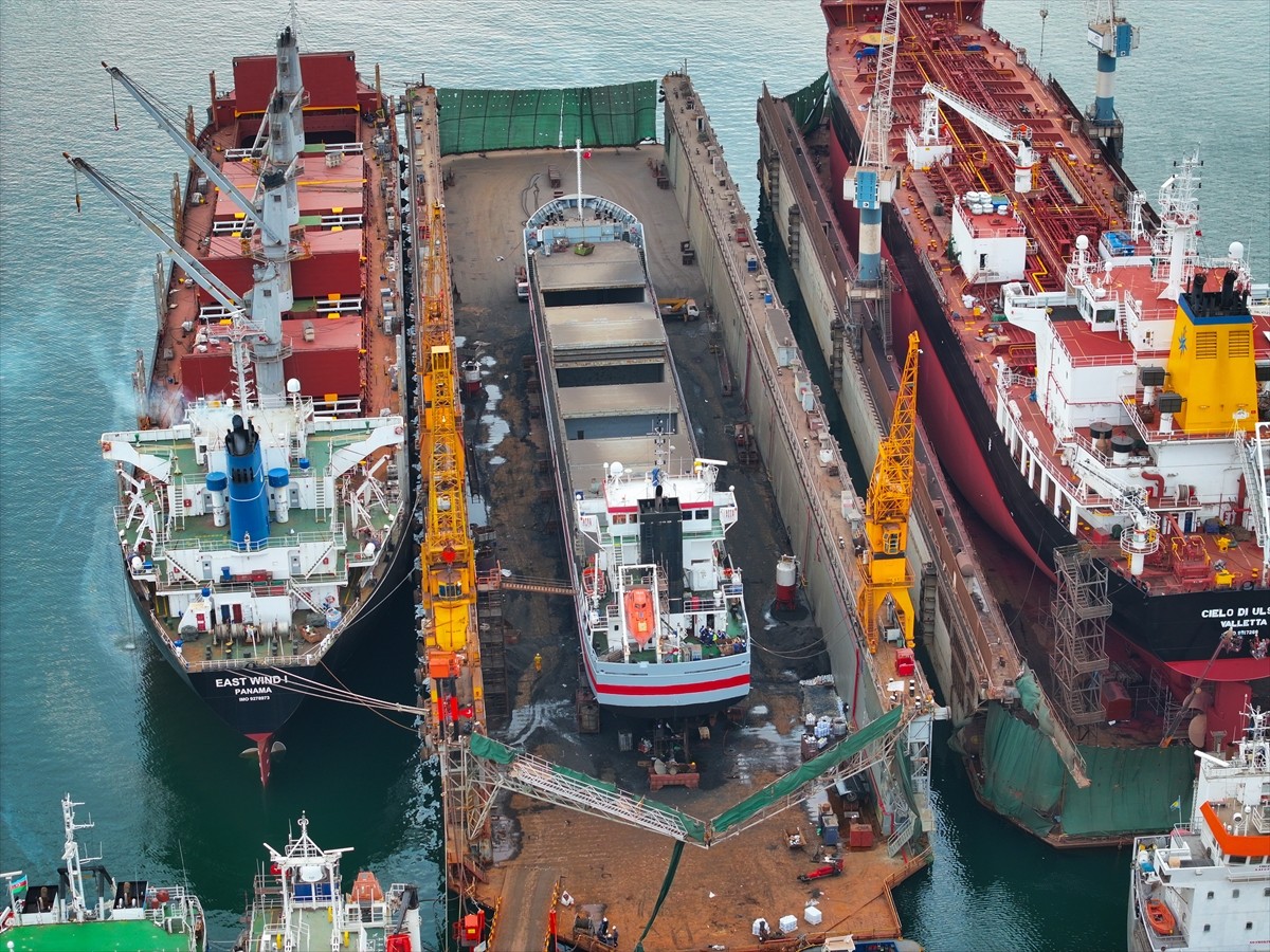 Tuzla'da, tersaneler bölgesinde bakımı yapılan gemide meydana gelen patlamada 1 işçi hayatını...