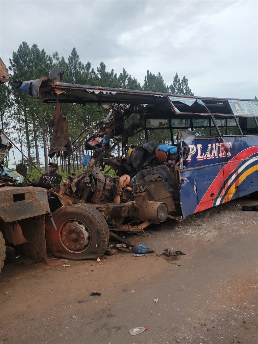 Uganda'da Kampala-Gulu Otoyolu'nda iki otobüs, bir kamyon ve bir otomobilin karıştığı kazada 63...