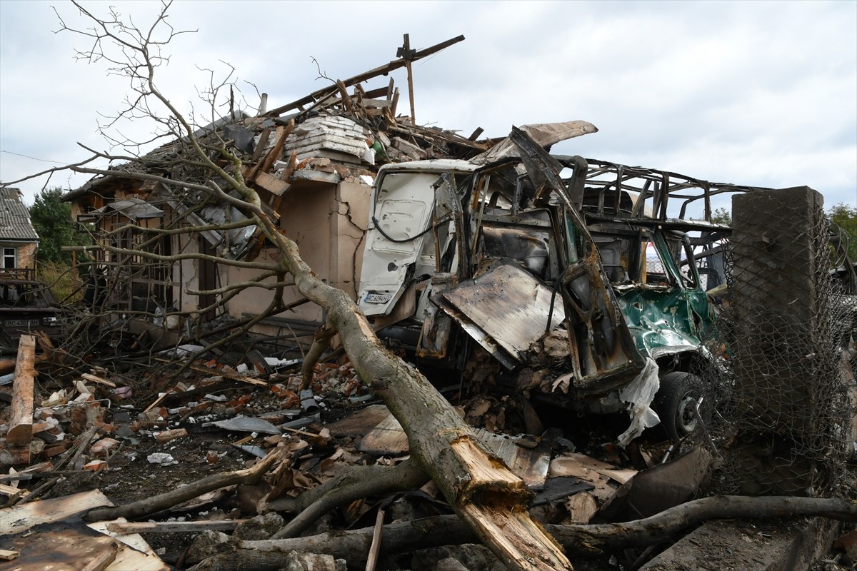 Ukrayna Devlet Başkanı Volodimir Zelenskiy, Rus ordusunun, ülkesine yönelik 500'e yakın insansız...