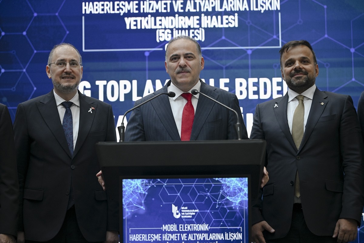 Ulaştırma ve Altyapı Bakan Yardımcısı Ömer Fatih Sayan (ortada), Bilgi Teknolojileri ve İletişim...