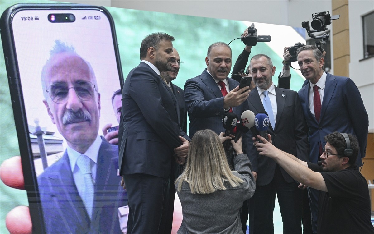 Ulaştırma ve Altyapı Bakanı Abdulkadir Uraloğlu, Bilgi Teknolojileri ve İletişim Kurumu'nda...
