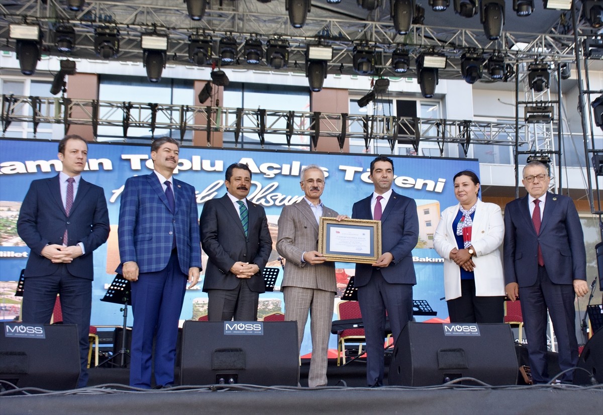 Ulaştırma ve Altyapı Bakanı Abdulkadir Uraloğlu (sol 4), Kırşehir'in Kaman ilçesinde düzenlenen...