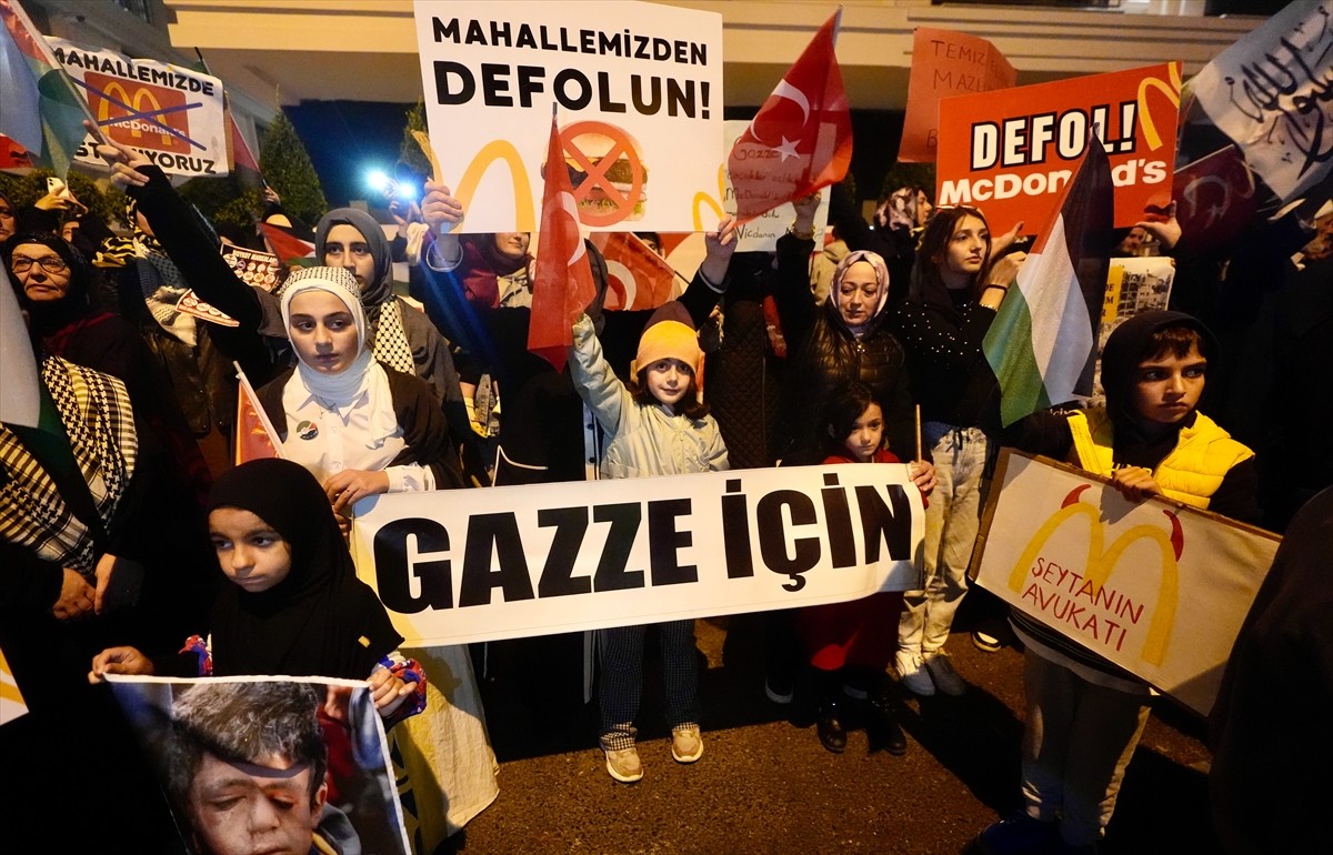 Üsküdar'da mahalle sakinleri, şube açmayı planlayan McDonald's'ı protesto etti. Bahçelievler...