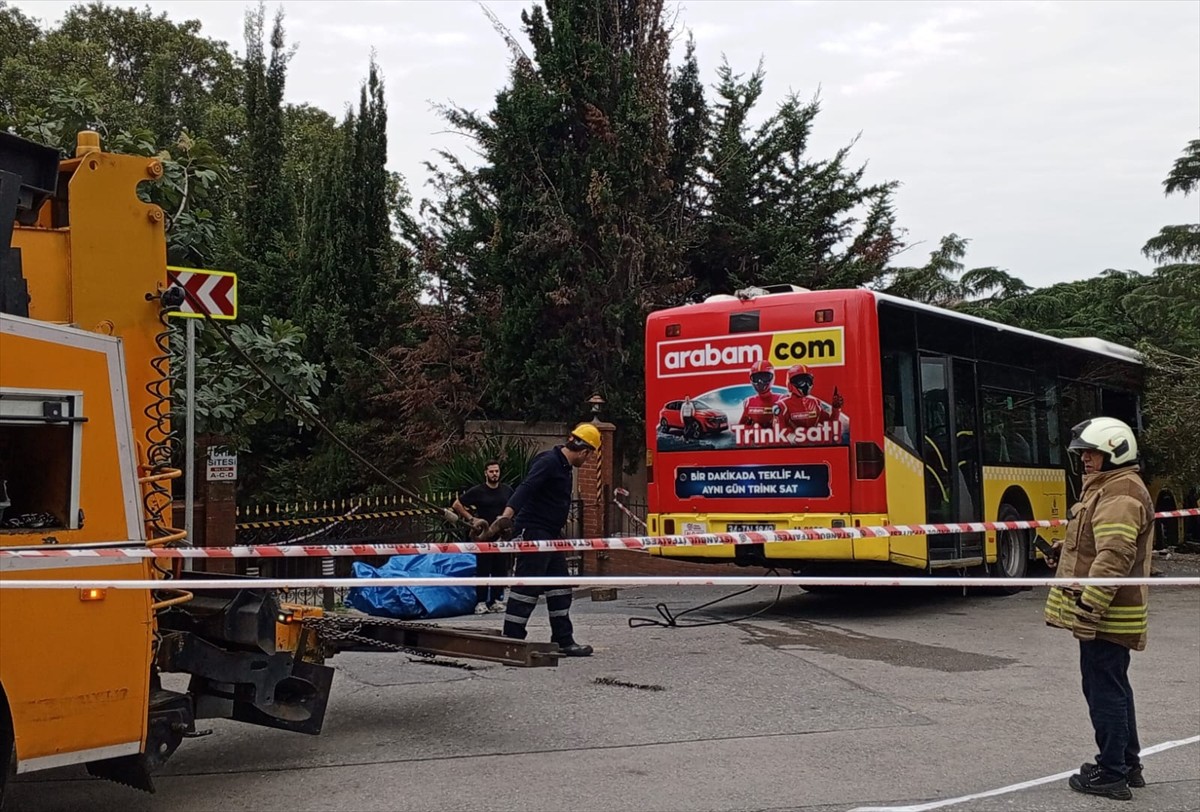 Üsküdar Barbaros Mahallesi Üsküdar Devlet Hastanesi önündeki peron alanında park halindeyken el...