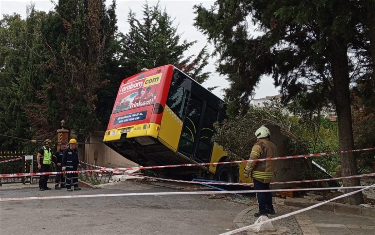 Üsküdar Barbaros Mahallesi Üsküdar Devlet Hastanesi önündeki peron alanında park halindeyken el...