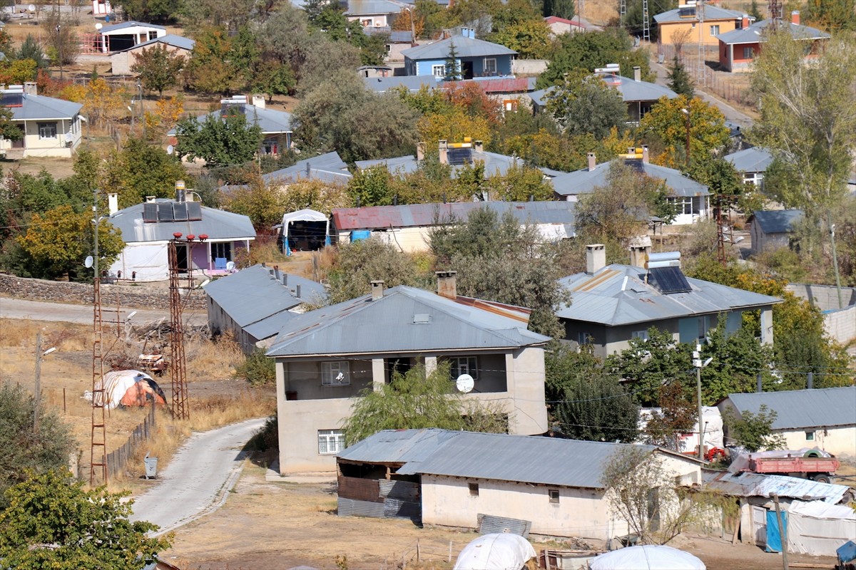 Van'da 14 yıl önce meydana gelen 7,2 büyüklüğündeki depremde evlerin tamamının yıkıldığı ya da...