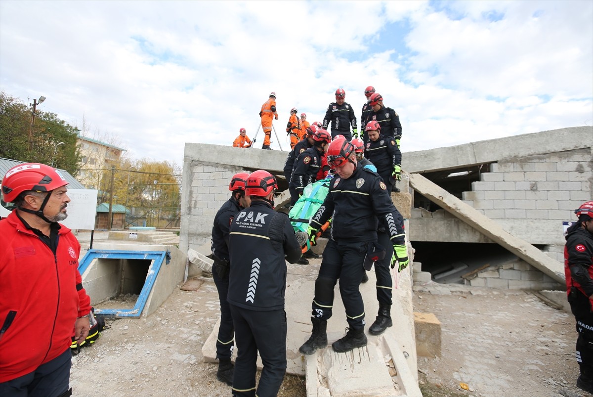 Van'da 23 Ekim 2011'de meydana gelen 7,2 büyüklüğündeki depremin 14. yılı dolayısıyla Afet ve Acil...