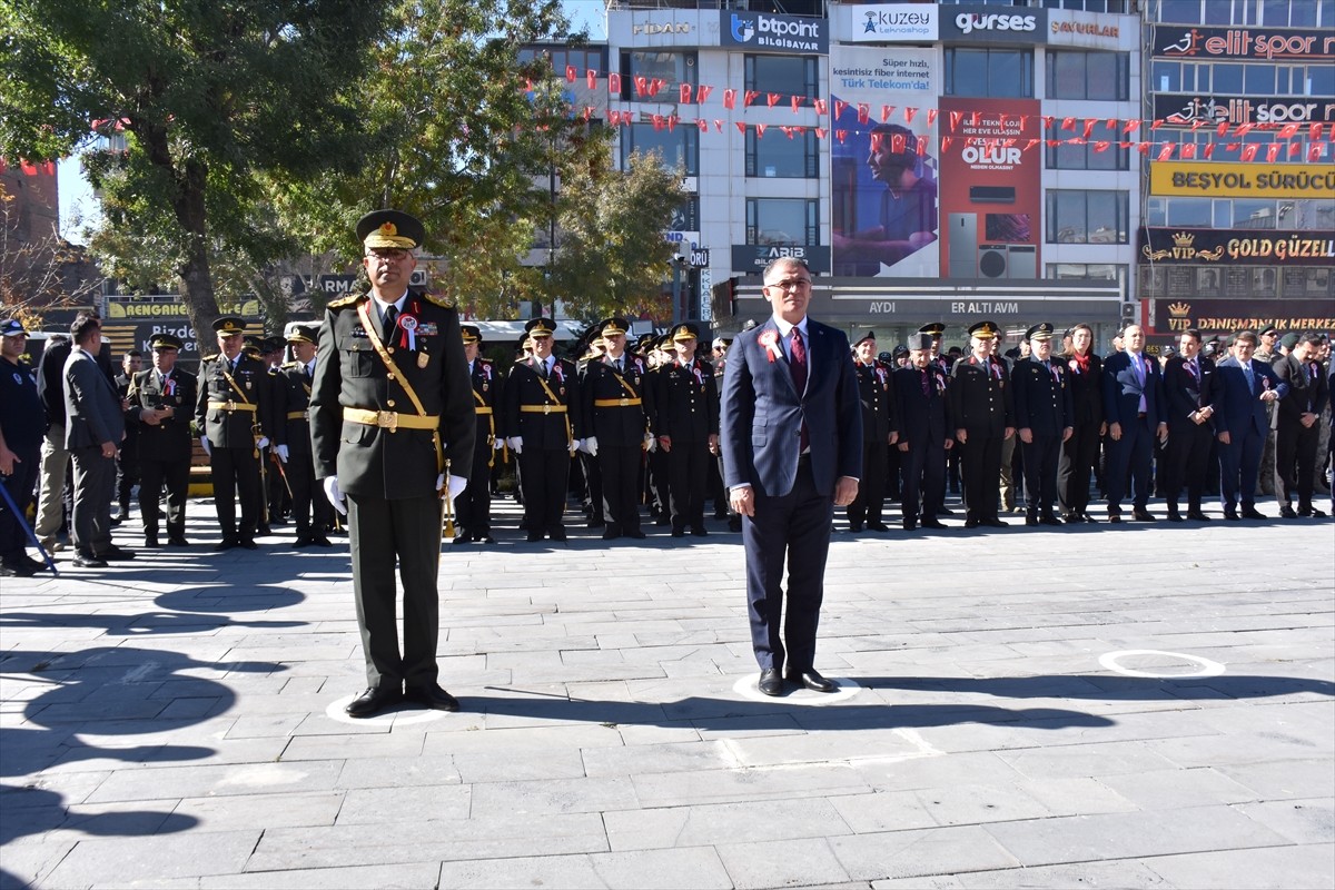Van'da 29 Ekim Cumhuriyet Bayramı kutlamaları kapsamında çelenk sunma töreni düzenlendi. Saygı...