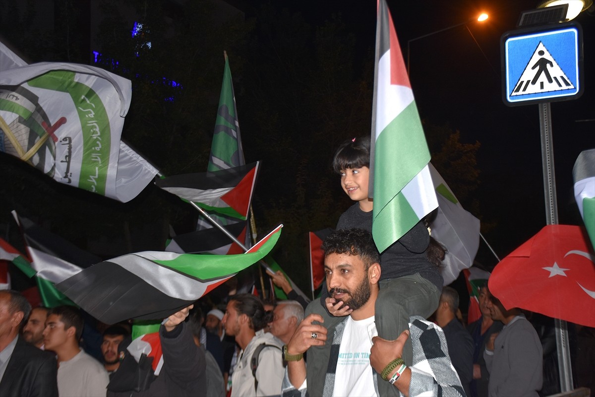 Van'da düzenlenen yürüyüşlere katılan binlerce kişi İsrail'in Gazze'ye saldırılarına tepki...