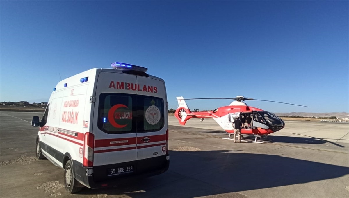 Van'da tedavi gören bebek, ambulans uçakla İstanbul'a sevk edildi.