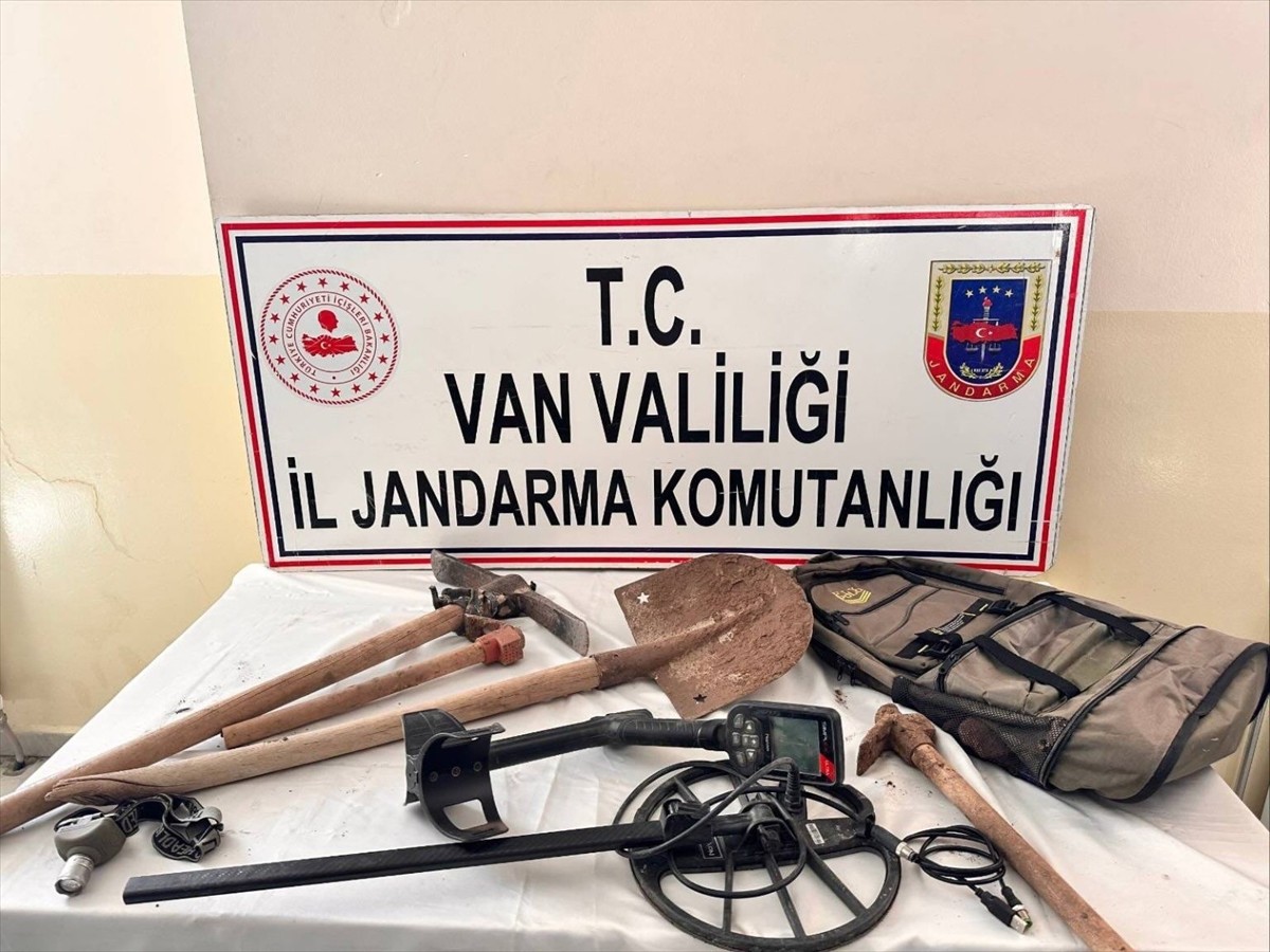 Van'ın Özalp ilçesinde kaçak kazı yapan 6 şüpheli, jandarma ekiplerince suçüstü yakalandı. Kaçak...