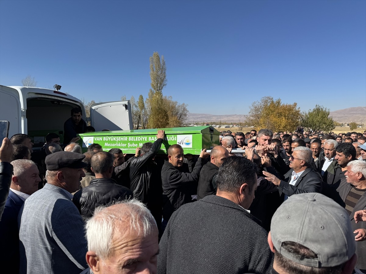 Van-Hakkari kara yolundaki trafik kazasında hayatını kaybeden aynı aileden 3 kişinin cenazeleri...