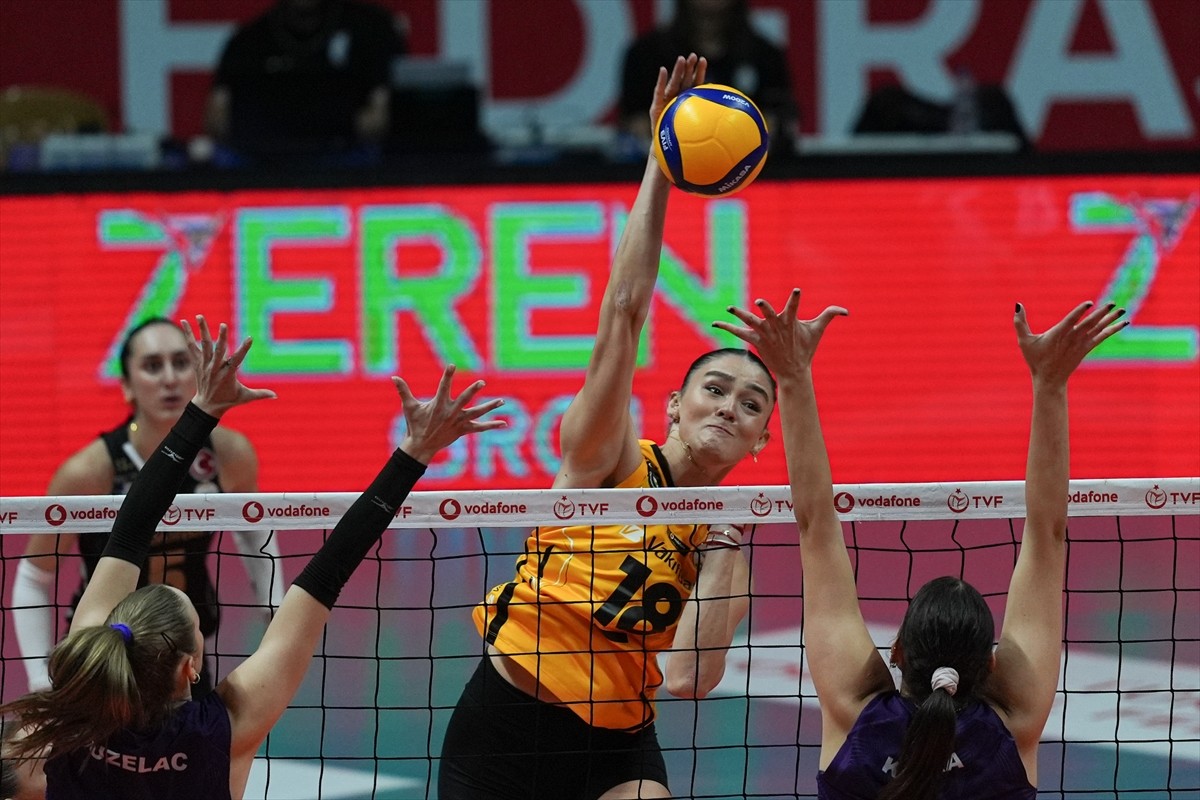 Voleybol Vodafone Sultanlar Ligi ilk hafta maçında Zeren Spor ile VakıfBank takımları, TVF Ziraat...