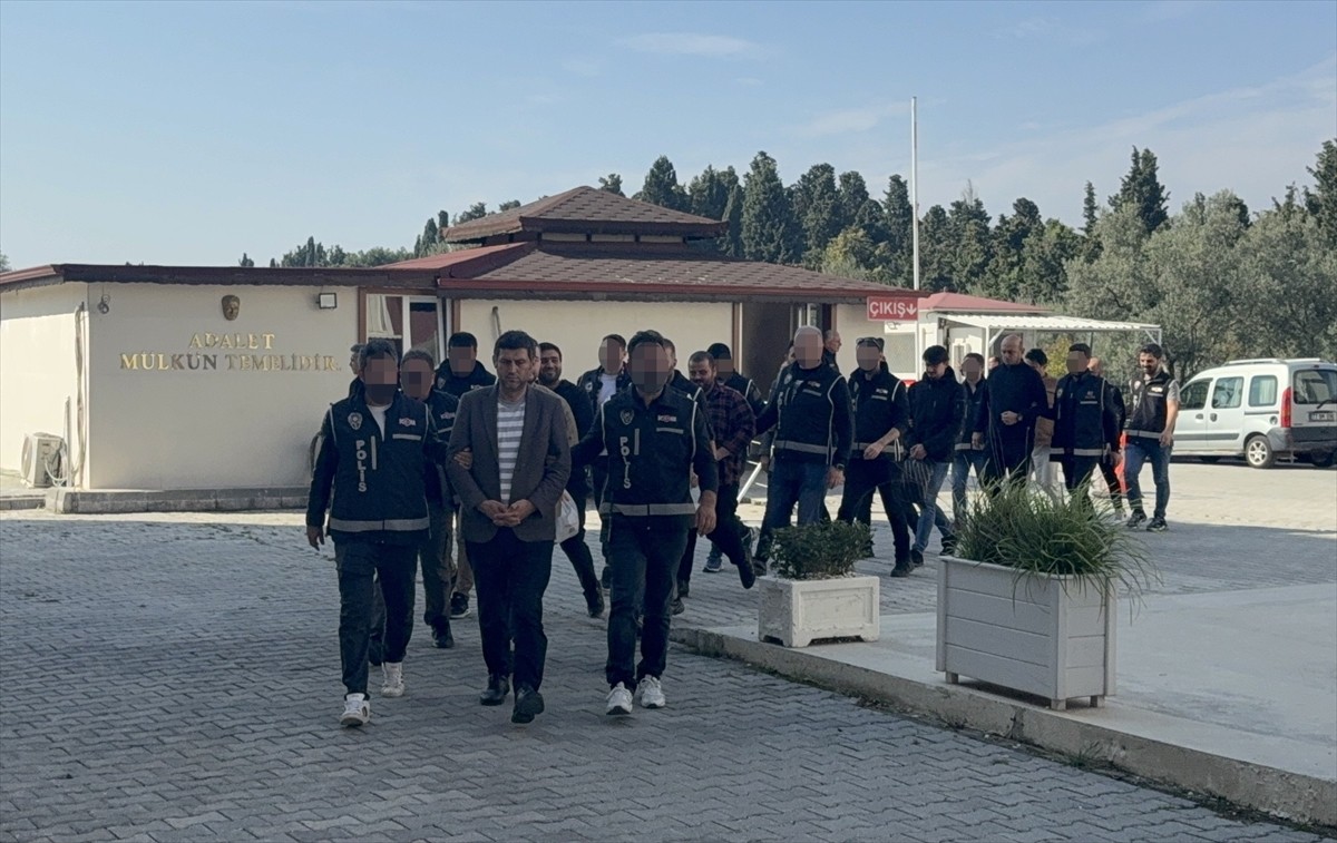 Yalova'da gözaltına alınan, aralarında İl Göç İdaresi Müdürü Salih Soner Ç'nin de bulunduğu 9...