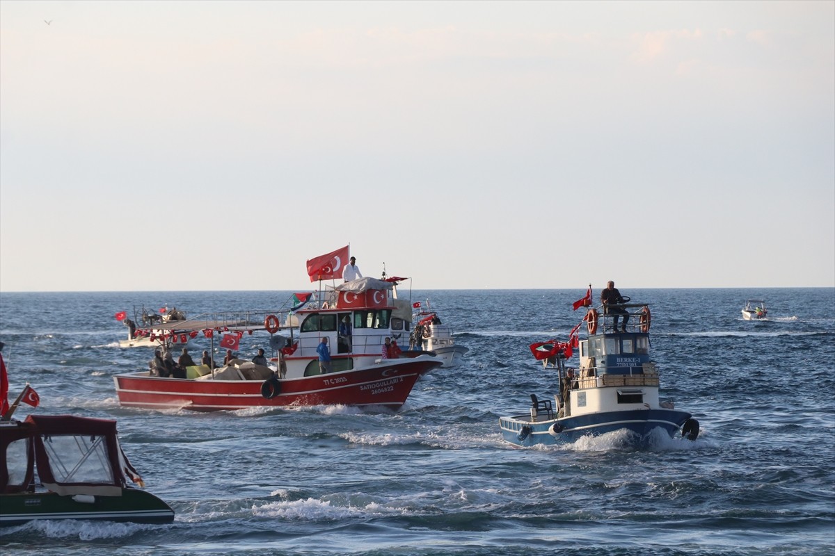 Yalova'da Türk ve Filistin bayraklarıyla denize açılan tekneler Gazze'ye insani yardım ulaştırmak...