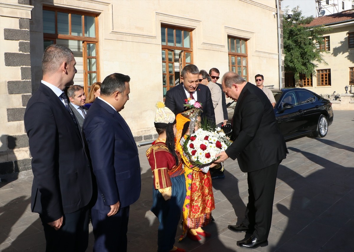 Yargıtay Başkanı Ömer Kerkez, Kilis'teki programları kapsamında Vali Tahir Şahin'i makamında...