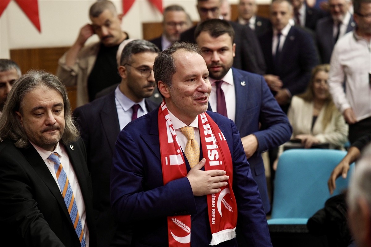 Yeniden Refah Partisi Genel Başkanı Fatih Erbakan (ortada), partisinin İzmir il kongresine...