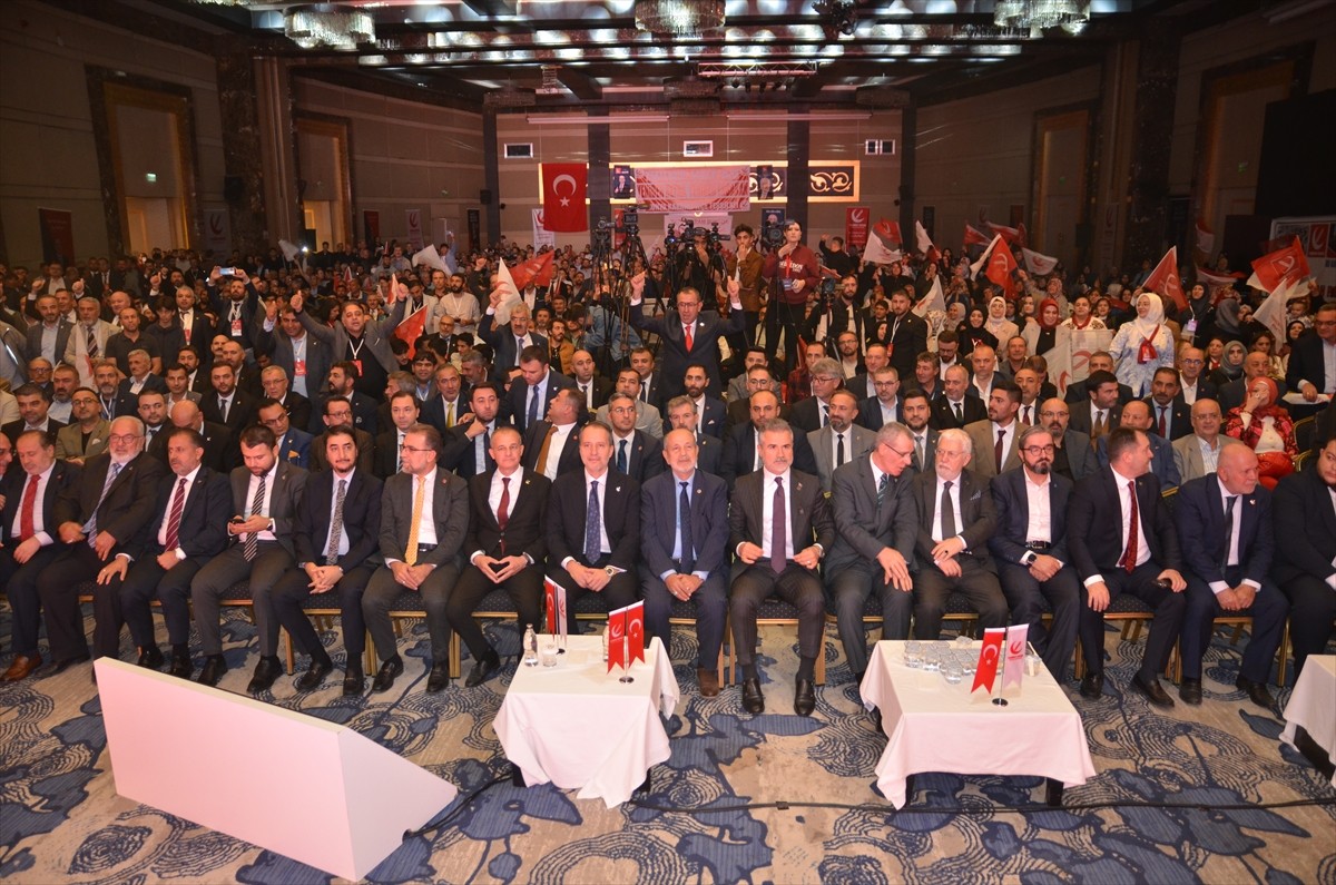 Yeniden Refah Partisi Genel Başkanı Fatih Erbakan, partisinin il teşkilatınca, kent merkezindeki...