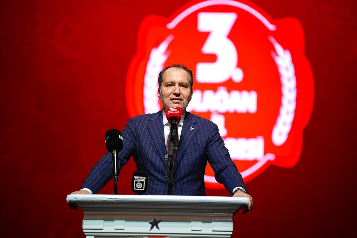 Yeniden Refah Partisi Genel Başkanı Fatih Erbakan, partisinin Küçükçekmece Yahya Kemal Beyatlı...