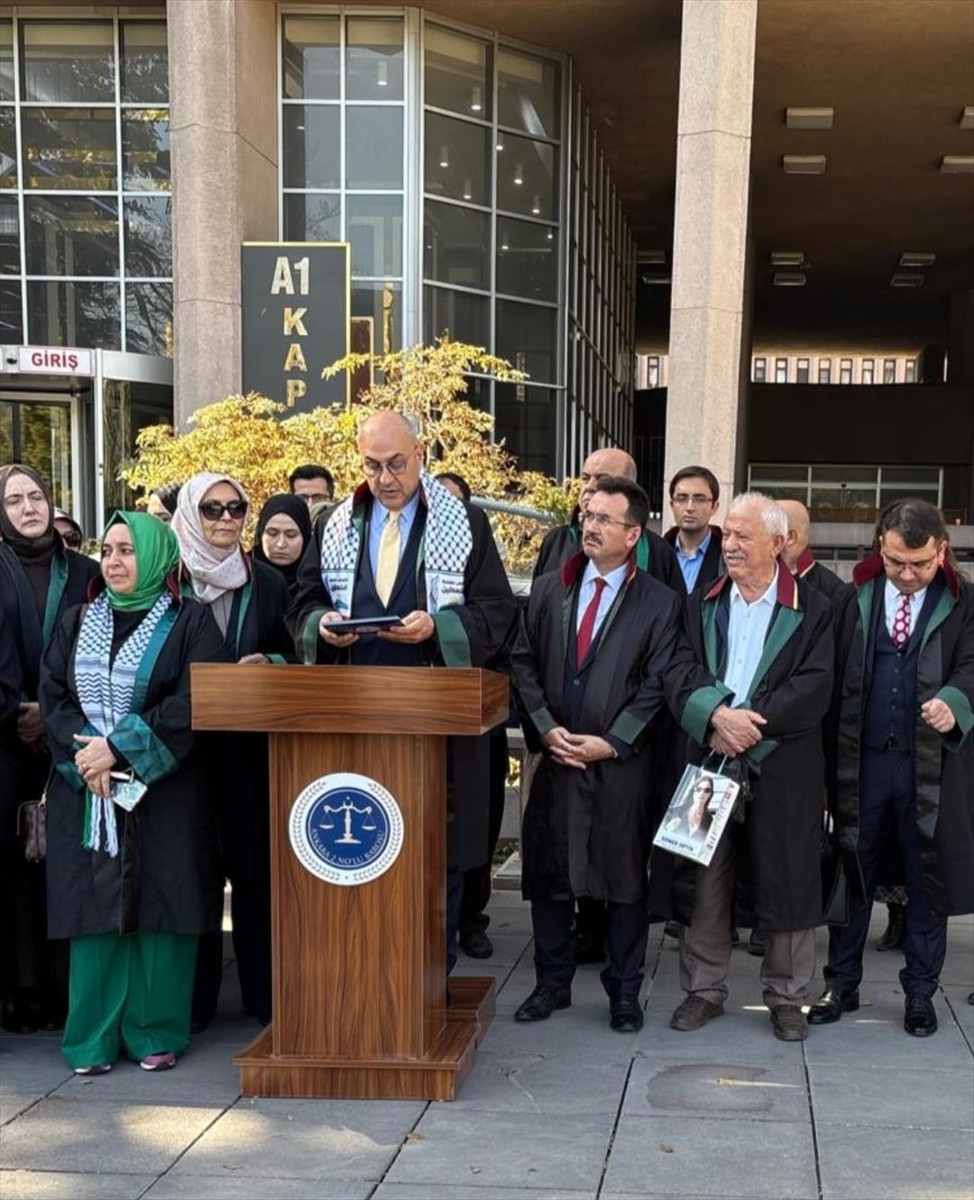 Yeryüzünde Adalet Platformu ve Ankara 2 Nolu Barosunun öncülüğünde Ankara Adliyesi önünde bir...