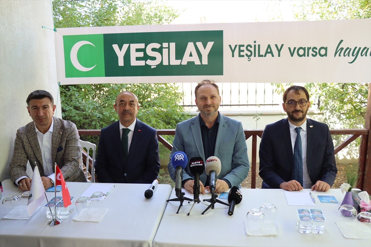 Yeşilay Genel Başkanı Mehmet Dinç, Erzincan Yeşilay Danışmanlık Merkezinde (YEDAM) üniversite...