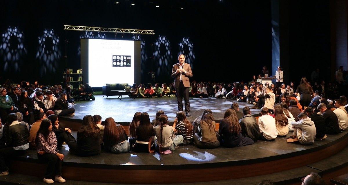 Yeşilay Genel Başkanı Mehmet Dinç, Gaziantep'te "Medeniyet Söyleşileri" programında öğrencilerle...