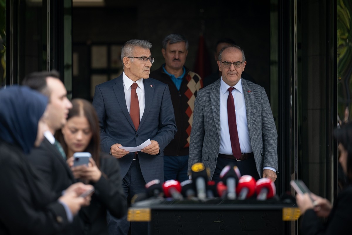 Yüksek Seçim Kurulu (YSK) Başkanvekili Ekrem Özübek (solda), yarın yapılacak CHP 39. Olağan...