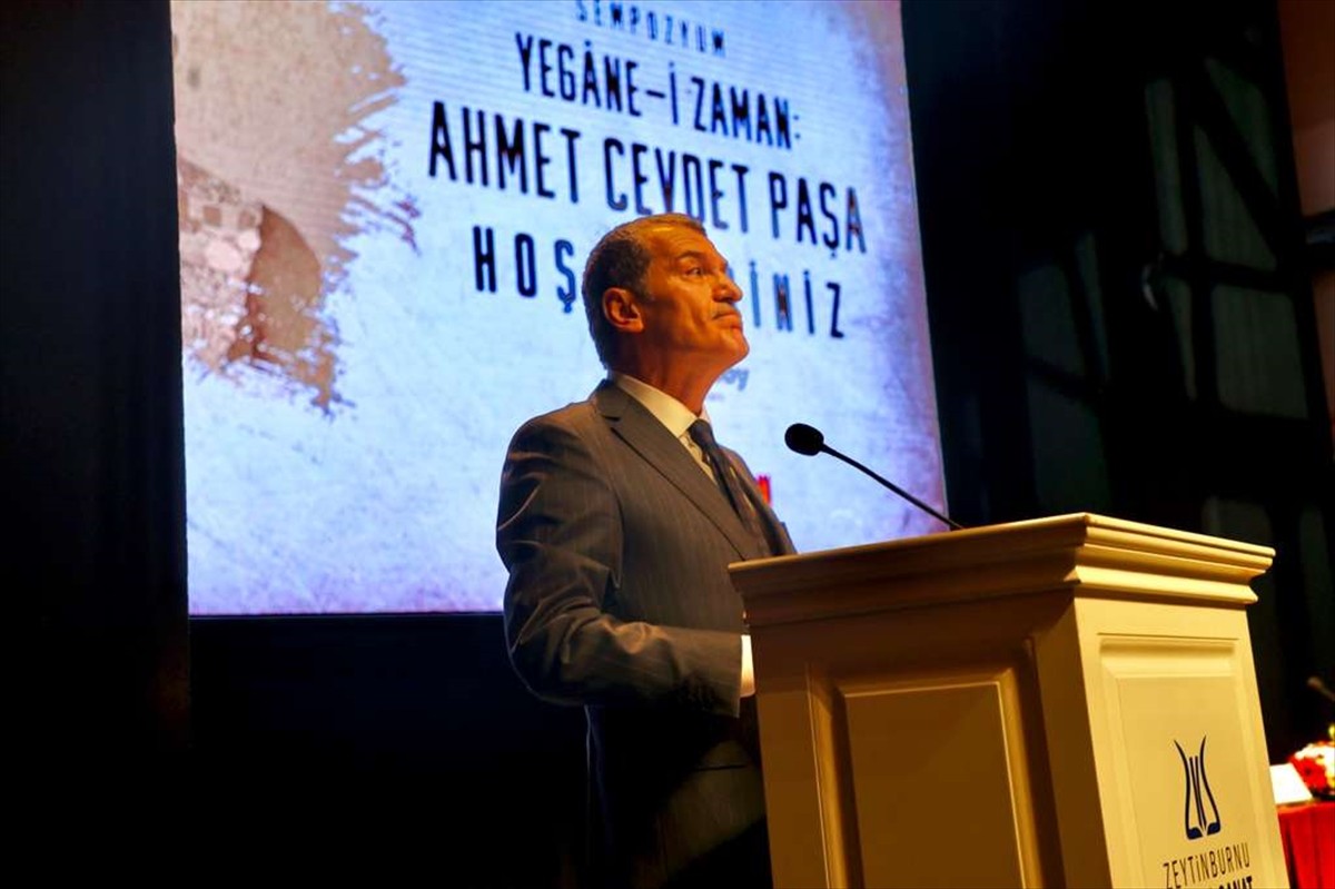 Yükseköğretim Kurulu Başkanı Prof. Dr. Erol Özvar, Zeytinburnu Kültür Sanat'ta düzenlenen Ahmed...