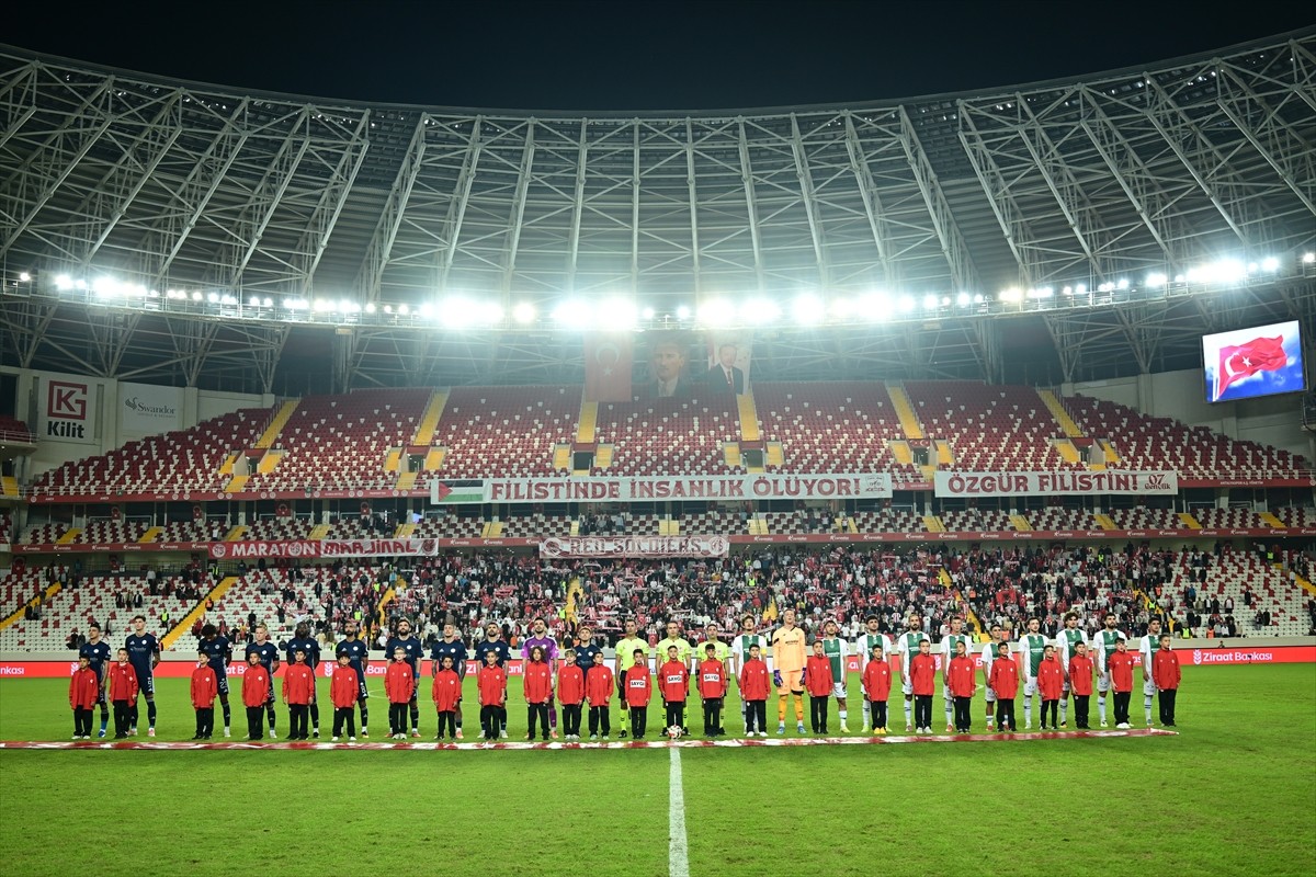 Ziraat Türkiye Kupası 3. eleme turunda, Hesap.com Antalyaspor ile Bursaspor takımları, Corendon...