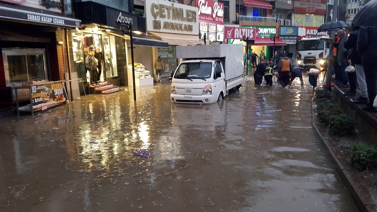 Zonguldak'ın Karadeniz Ereğli ilçesinde etkili olan sağanak günlük hayatı olumsuz etkiledi. Aniden...