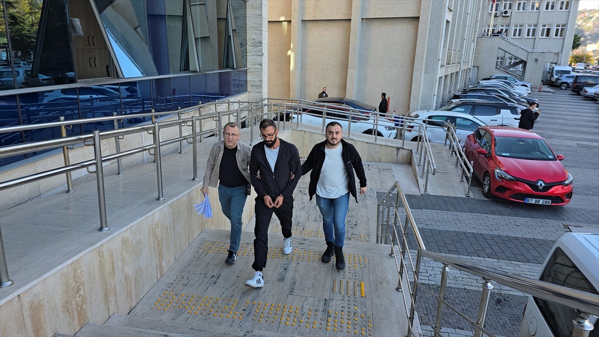 Zonguldak'ın Kozlu ilçesinde bir oto galeriye tabancayla ateş eden şüpheli tutuklandı.